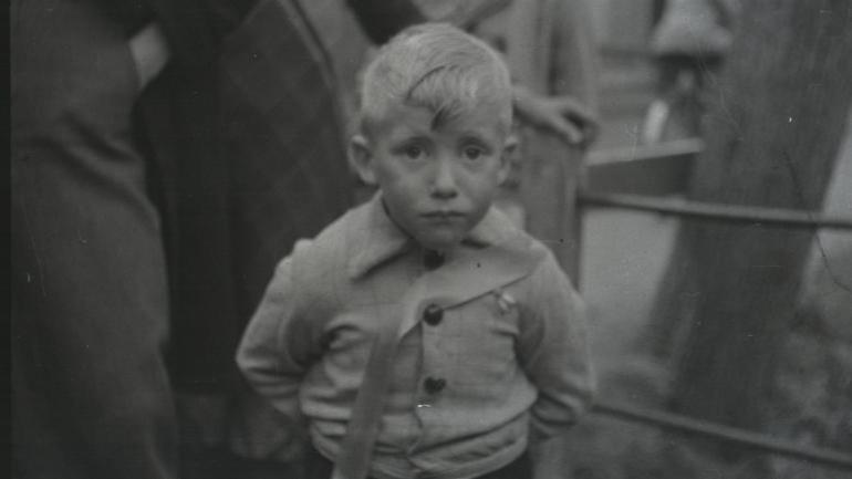 Wie staat er op deze foto van 17 april 1945 in Sint Annaparochie? - Foto: Omrop Fryslân